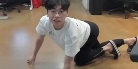 Uchiha thích chơi đá